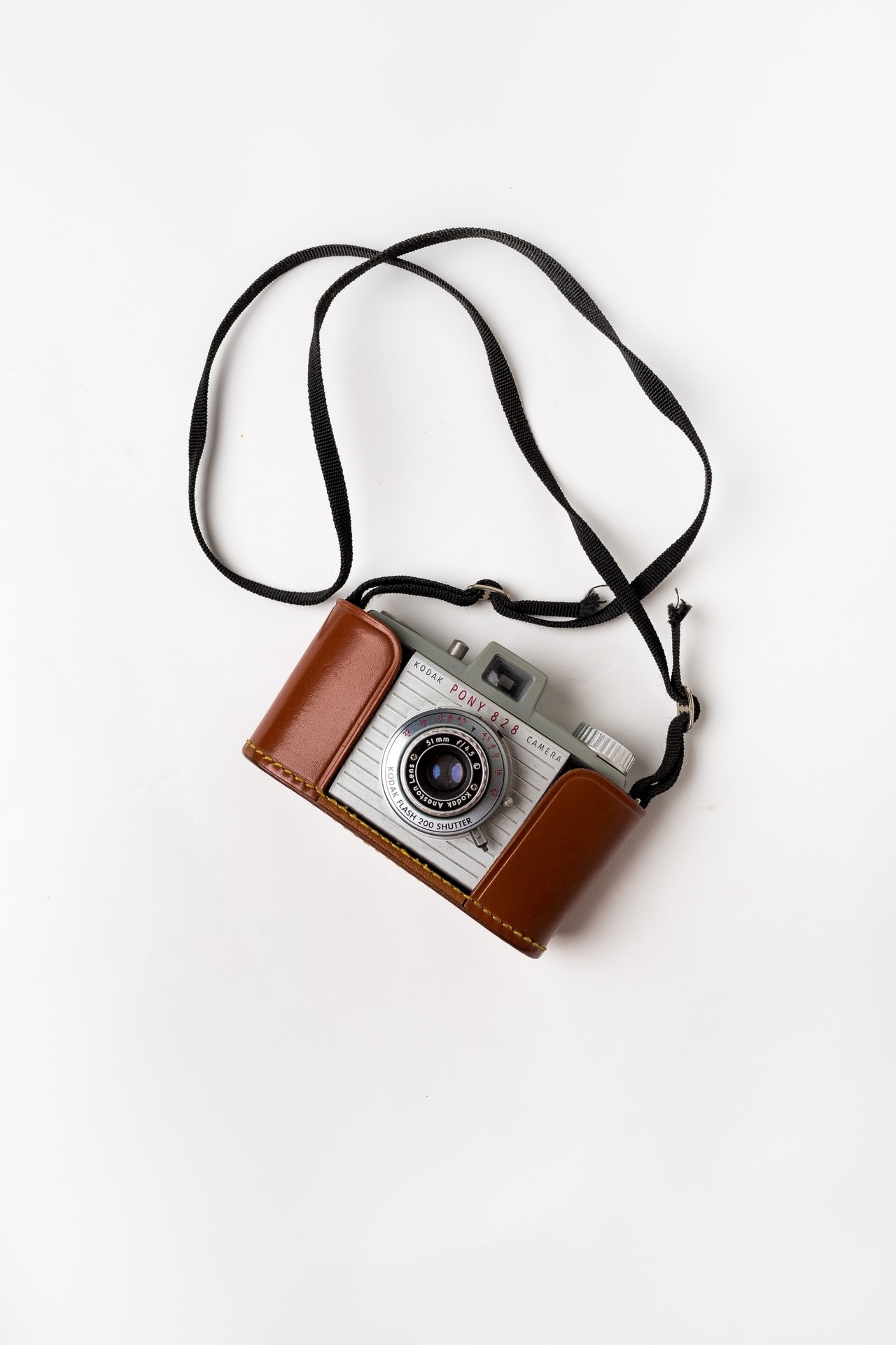 Vintage kodak fotokamera med skinnskjede og stropp